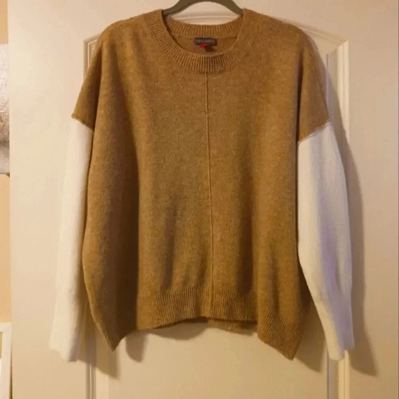 Vince Camuto soft snuggly tan and cream Cozy sweater. - Picture 2 of 10